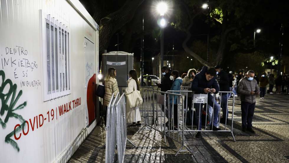 Pessoas aguardam para realizarem um teste à covid -19, perto dos locais de animação noturna, em Lisboa, 03 de dezembro de 2021. Portugal entrou a 01 de dezembro em situação de calamidade e o acesso a lares, estabelecimentos de saúde e grandes eventos culturais ou desportivos passa a exigir a apresentação de teste de deteção do vírus SARS-CoV-2 com resultado negativo, mesmo para pessoas vacinadas contra a covid-19. ANTÓNIO COTRIM/LUSA
