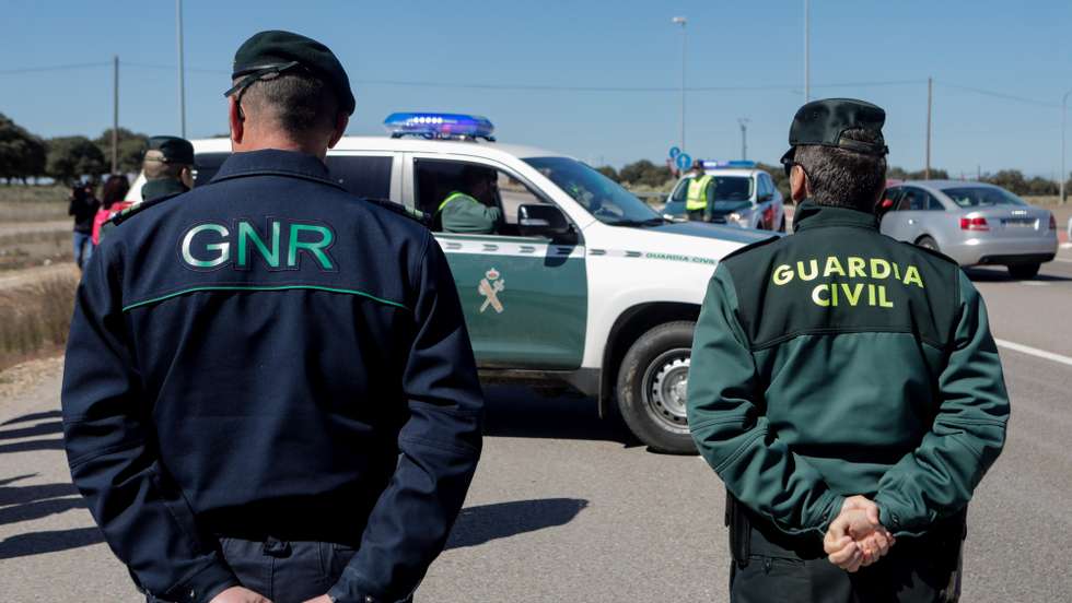 Elementos da Guarda Nacional Republicana (GNR) e a Guardia Civil de Espanha levaram hoje a cabo uma operação conjunta no sentido de testar as comunicações entre as duas forças policiais, numa simulação de fuga e captura de criminosos, em Vilar Formoso e Fuentes de Onoro, 19 de março de 2019. MIGUEL PEREIRA DA SILVA/LUSA