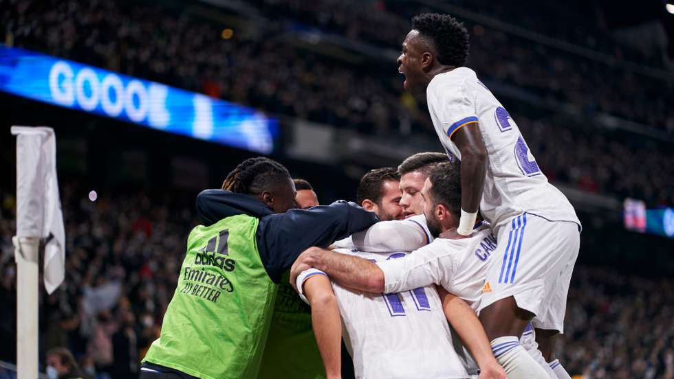 Benzema inaugurou o marcador com um golo fantástico após assistência de Vinícius, Asensio marcou o segundo e Real Madrid dominou o dérbi no Santiago Bernabéu