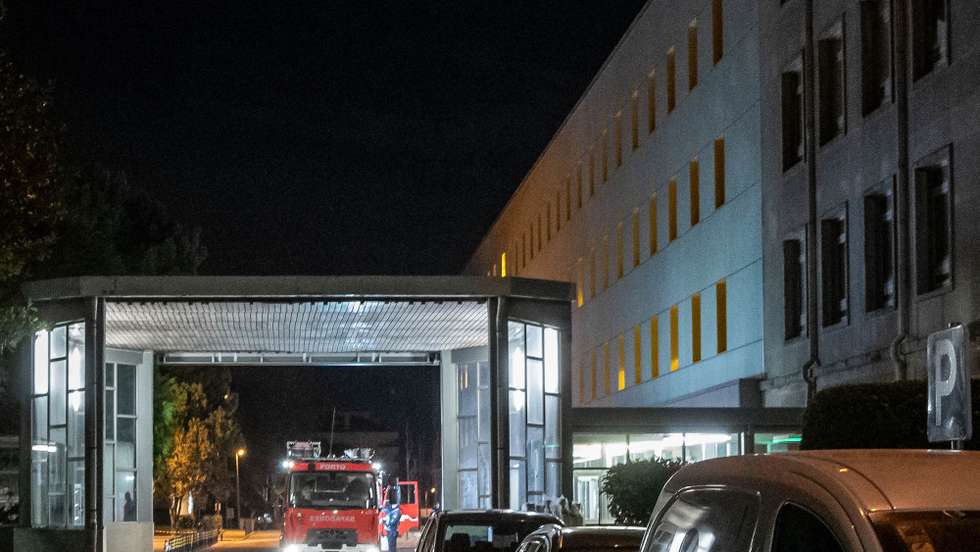 Viatura do Batalhão de Sapadores bombeiros do Porto, estacionada junto ao Hospital de São João, durante a intervenção no incêndio que deflagrou no 9º piso do Hospital, no Serviço de Pneumologia, 19 de Dezembro de 2021 - RUI MANUEL FARINHA / LUSA