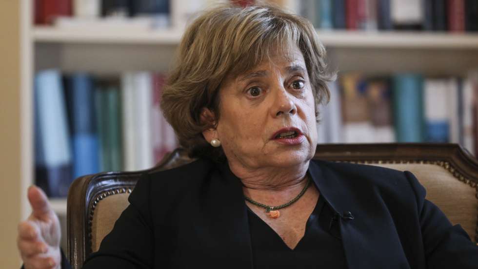 A provedora de Justiça, Maria Lúcia Amaral, fala durante uma entrevista à agência Lusa, na Provedoria de Justiça, em Lisboa, 20 de dezembro de 2021. (ACOMPANHA TEXTO DA LUSA DE 23 DE DEZEMBRO DE 2021). MIGUEL A. LOPES/LUSA