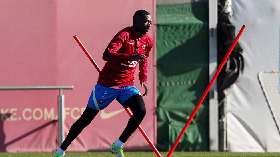 epa09635759 FC Barcelona&#039;s forward Ousmane Dembele takes part in a training session of the team at Joan Gampero sports city in Barcelona, Spain, 11 December 2021. FC Barcelona will face Osasuna in a Spanish LaLiga soccer match on 12 December.  EPA/Alejandro Garcia