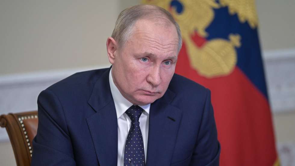 epa09659904 Russian President Vladimir Putin listens to the report on the autumn-winter heating season at the Konstantin Palace presidential residence in Strelna, outside St. Petersburg, Russia., 29 December 2021.  EPA/ALEXEI NIKOLSKY / SPUTNIK / KREMLIN POOL