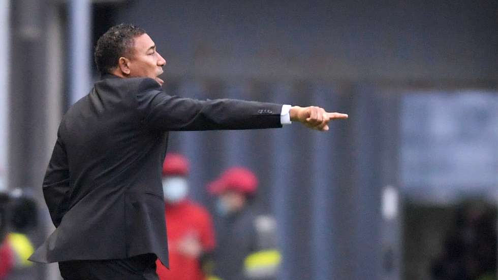 O treinador Lito Vidigal do Moreirense dá indicações aos seus jogadores durante o jogo contra o Boavista na jornada 15 da Primeira Liga de Futebol  disputado no Estádio do Bessa Sec. XXI, Porto, 19 de dezembro de 2021. FERNANDO VELUDO/LUSA