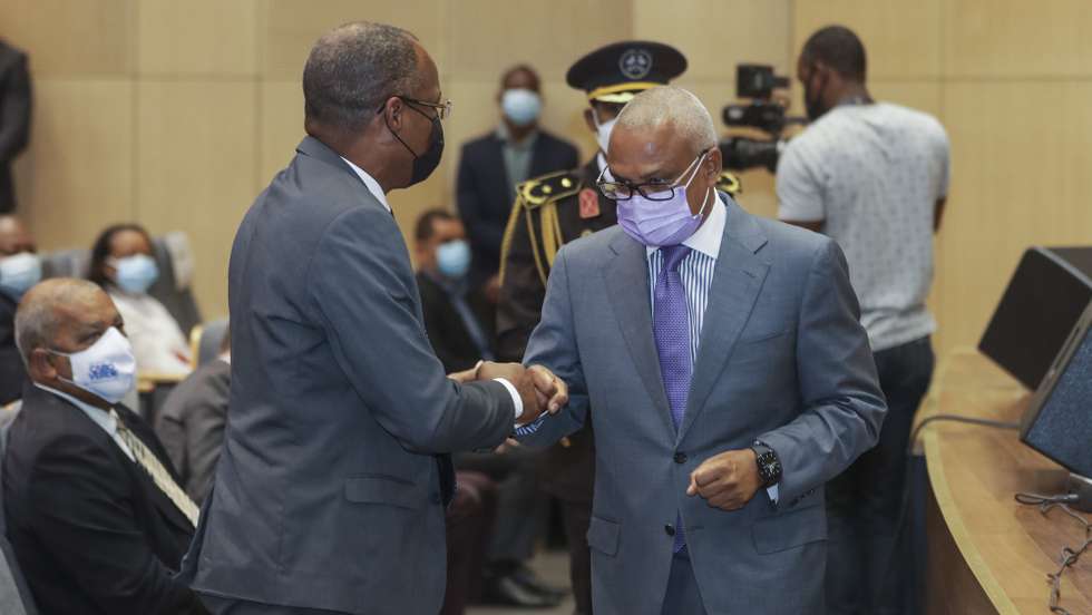 O Presidente da República de Cabo Verde, José Maria Neves (D), e o primeiro-ministro, José Ulisses Correia e Silva (E)