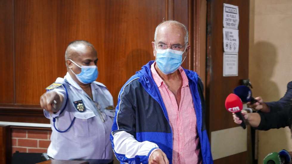 O ex-banqueiro João Rendeiro no Tribunal de Verutam, onde foi presente a um a juiz, Durban, África do Sul, 17 de dezembro de 2021. O juiz sul-africano Rajesh Parshotam decidiu esta sexta-feira que João Rendeiro fica detido provisoriamente até 10 de Janeiro e até que Portugal formalize o pedido de extradição, João Rendeiro foi preso no sábado, num hotel em Durban, na província sul-africana do KwaZulu-Natal, numa operação que resultou da cooperação entre as polícias portuguesa, angolana e sul-africana. LUÍS MIGUEL FONSECA/LUSA