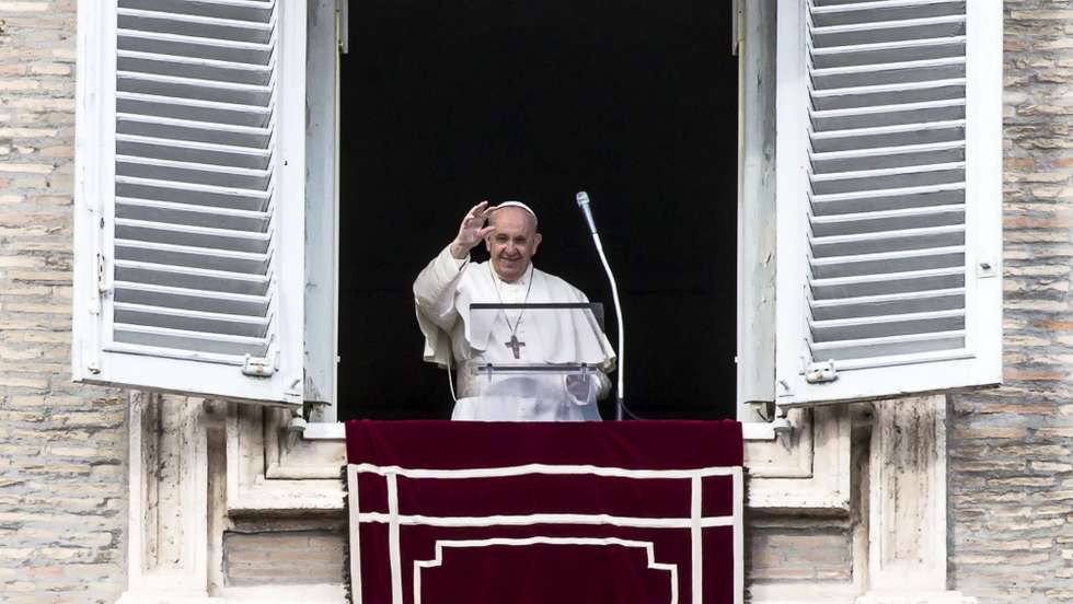 epa09669553 Pope Francis waves during his Angelus address on the occasion of the Epiphany feast from the window of his office overlooking Saint Peter's Square, Vatican City, 06 January 2022.  EPA/ANGELO CARCONI