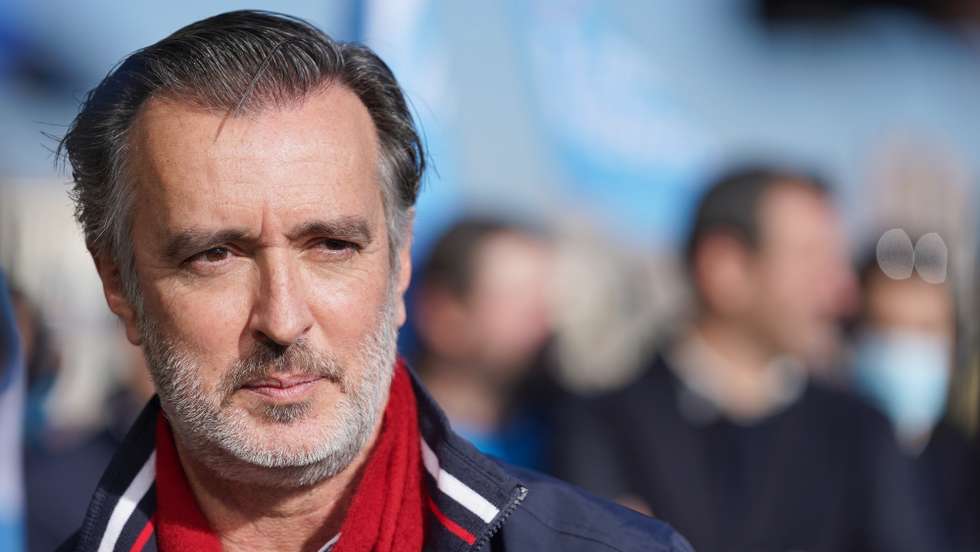 O presidente do Iniciativa Liberal (IL) e candidato por Lisboa às eleições legislativas, João Cotrim de Figueiredo, durante numa ação de campanha para as eleições legislativas 2022 no porto de pesca da Póvoa de Varzim, 11 de janeiro de 2022. HUGO DELGADO/LUSA
