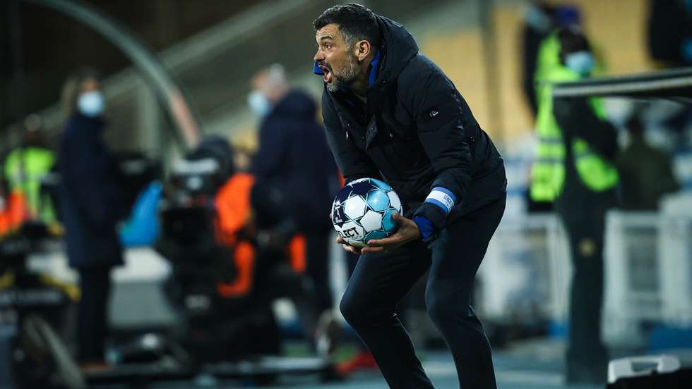 FC Porto head coach Sergio Conceicao (C) reacts during the Portuguese First League soccer match against Estoril Praia at Antonio Coimbra da Mota Stadium, in Cascais, Portugal, 08 January 2022. RODRIGO ANTUNES/LUSA