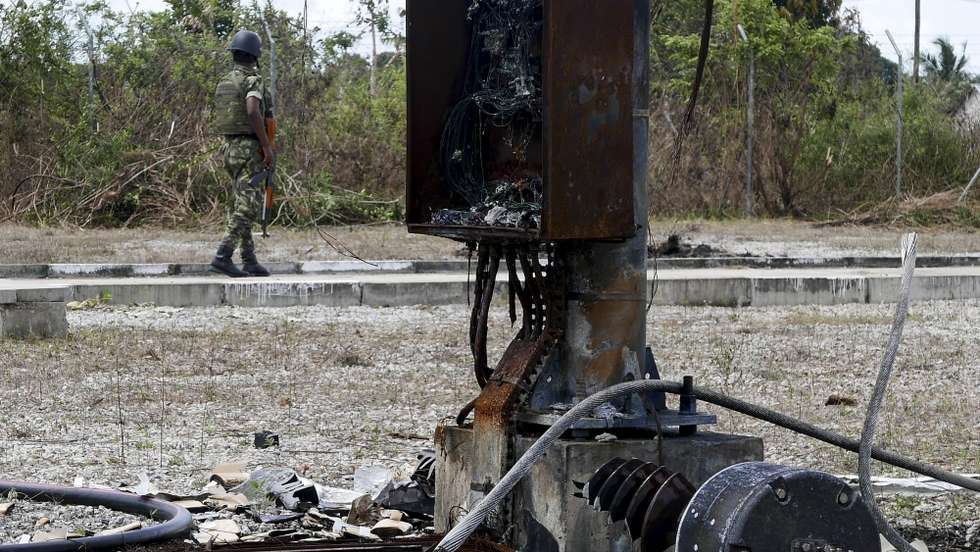 O conflito armado em Cabo Delgado deixou inoperacional desde há um ano a subestação elétrica de Awasse que abastecia toda a região, Mocimboa da Praia, Cabo Delgado, Moçambique, 9 de setembro de 2021. A Eletricidade de Moçambique (EDM) estima que os prejuízos naquela infraestrutura atinjam cerca de 8,4 milhões de euros. Uma comitiva da empresa Eletricidade de Moçambique e do Governo moçambicano liderada pelo ministro dos Recursos Minerais e Energia, Max Tonela, visitou hoje zonas libertadas do conflito armado em Cabo Delgado para avaliar danos e estudar reparações. LUIS MIGUEL FONSECA/LUSA