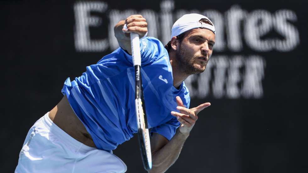 O português João Sousa em ação contra o italiano Jannik Sinner no Open da Austrália