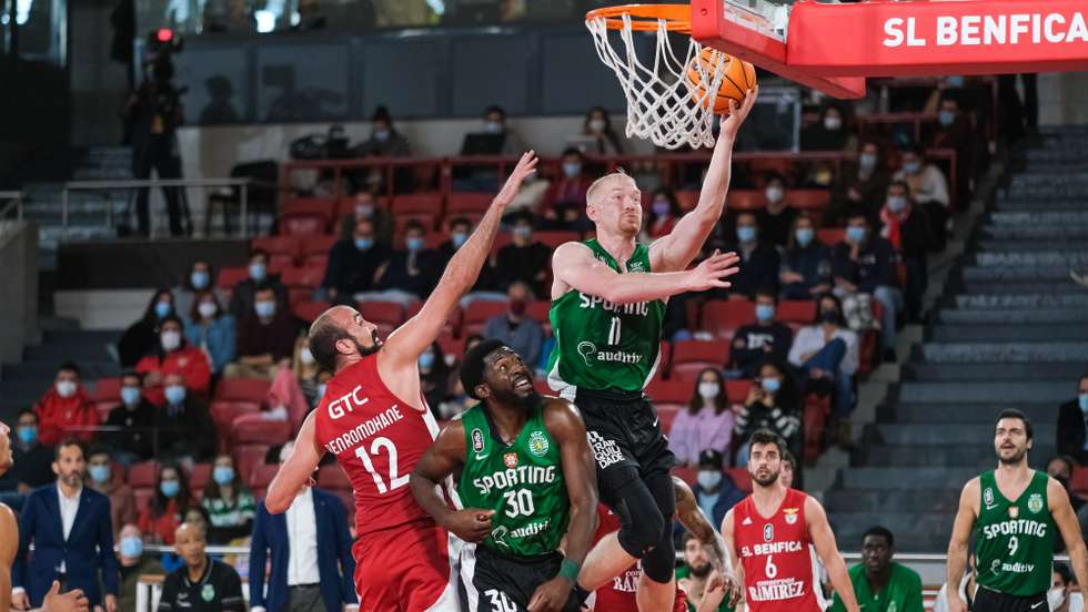 Tanner Omlid foi fundamental para a recuperação do Sporting antes do intervalo depois de um primeiro período dominado pelo Benfica