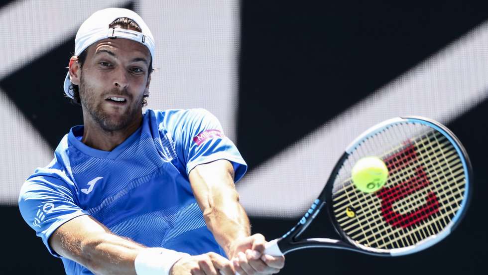 O tenista português João Sousa contra o italiano Jannik Sinner no Open da Austrália