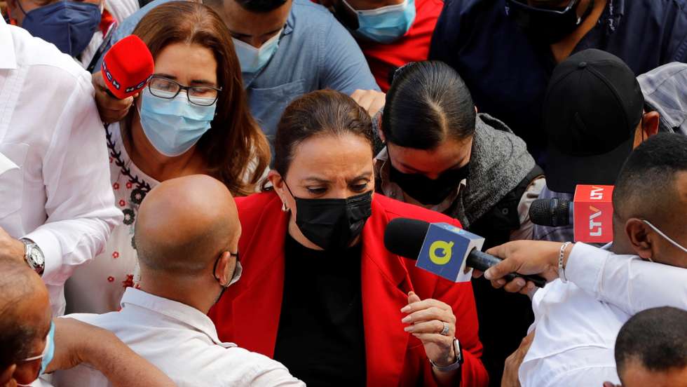 epa09705173 Honduran President-elect Xiomara Castro arrives at the National Congress in Tegucigalpa, Honduras, 23 January 2022. Castro will be sworn as president on 27 January 2022.  EPA/GUSTAVO AMADOR