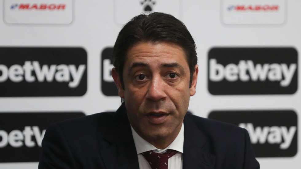 O presidente do Benfica, Rui Costa, fala aos jornalistas no final do jogo da Primeira Liga de Futebol, entre o Belenenses SAD e o Benfica, no Estádio Nacional, em Oeiras, 27 de novembro de 2021. O encontro entre o Belenenses SAD e o Benfica terminou aos 48 minutos, por os 'azuis' terem ficado sem o número mínimo de futebolistas, depois de ter começado apenas com nove, devido a um surto de covid-19. ANTONIO COTRIM/LUSA