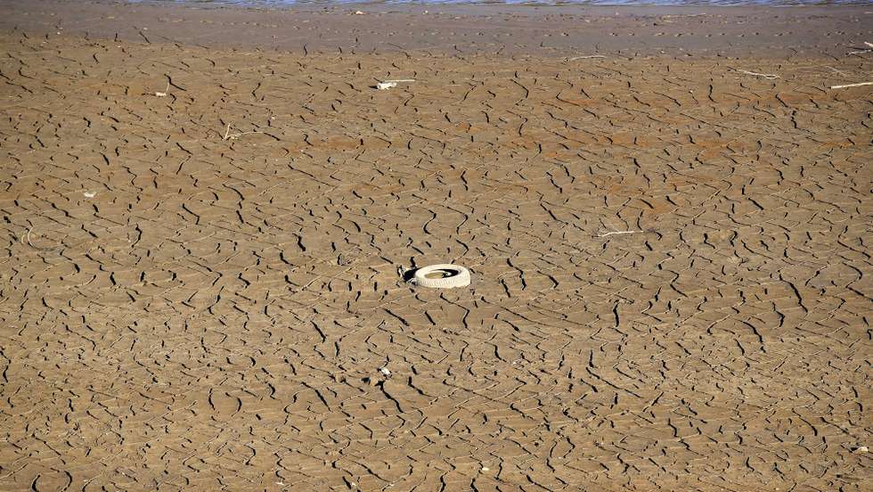 As margens da Ribeira de Alge estão secas junto à foz, onde a ribeira com o mesmo nome se cruza com o Rio Zêzere, no concelho de Figueiró dos Vinhos, e onde a descida do nível da água quase permite atravessar o rio a pé, Figueiró dos Vinhos, 1 de fevereiro de 2022. (ACOMPANHA TEXTO DE 03-02-2022) PAULO NOVAIS/LUSA