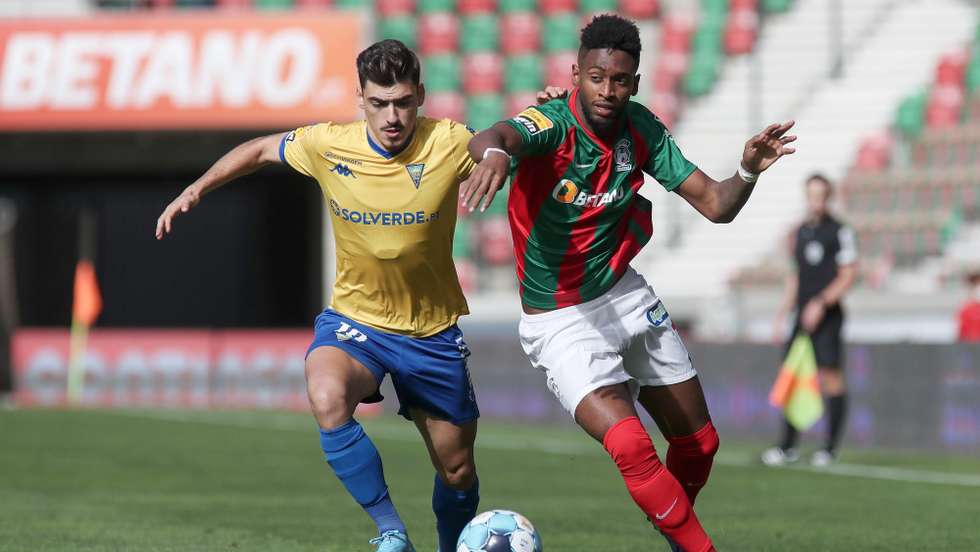 O jogador do Marítimo, Diogo Mendes (D), disputa a bola com o jogador do Estoril Praia, André Franco (E), durante o jogo da 21.ª jornada da Primeira Liga de futebol, disputado no Estádio do Marítimo, no Funchal, 5 de fevereiro de 2022. HOMEM DE GOUVEIA/LUSA