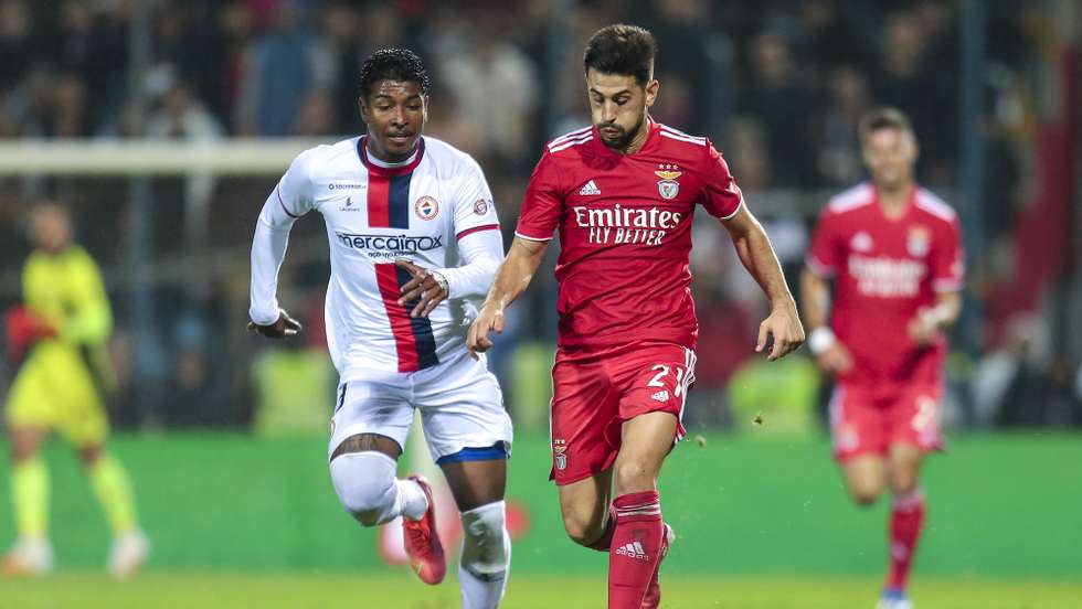 O jogador do Trofense Matheus (E) disputa a bola com o jogador do Benfica Pizzi (D), durante o jogo da 3.ª eliminatória da Taça de Portugal, entre o Trofense e o Benfica, disputado no Estádio Clube Desportivo Trofense, na Trofa, 16 de outubro de 2021. MANUEL FERNANDO ARAÚJO/LUSA
