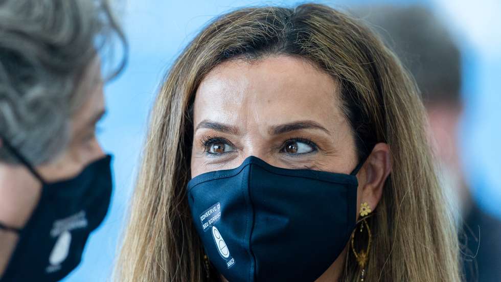 A presidente da Câmara Municipal de Matosinhos, Luísa Salgueiro, conversa com o ministro do Mar, Ricardo Serrão Santos, durante a apresentação do balanço da campanha de valorização das Conservas Portuguesas “Vamos conservar o que é nosso”, no Terminal de Cruzeiros de Matosinhos, 23 de abril de 2021. Uma iniciativa da ANICP-Associação Nacional dos Industriais de Conservas de Peixe que, conta ainda com a presença do presidente da ANICP, José Maria Freitas. JOSÉ COELHO/LUSA