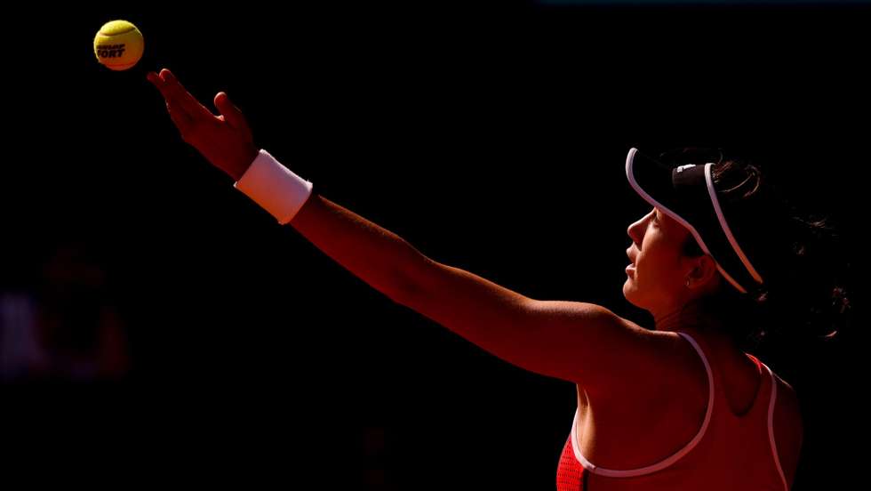 epa06715421 China's Peng Shuai in action against Spain's Garbine Muguruza during their women's first round match at the 2018 Mutua Madrid Open tennis tournament at Caja Magica in Madrid, Spain, 06 May 2018. The Mutua Madrid Open runs from 04 to 13 May 2018.  EPA/JUANJO MARTIN