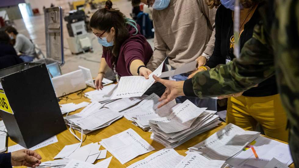 Delegados realizam a contagem de votos dos eleitores no estrangeiro das eleições legislativas, na FIL, em Lisboa, 09 de fevereiro de 2022. JOSÉ SENA GOULÃO/LUSA