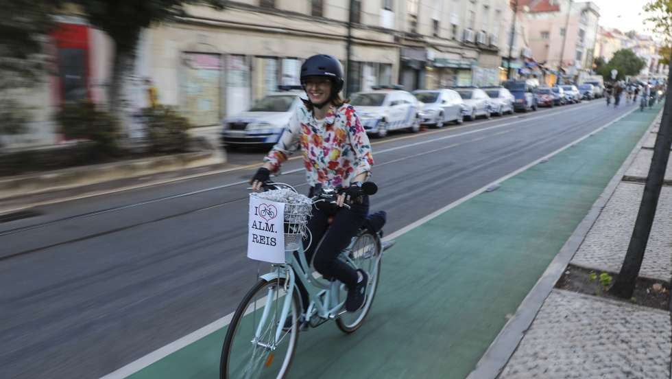 Uma ciclista participa numa manifestação em defesa da ciclovia da Almirante Reis, em Lisboa, 19 de outubro de 2021. Uma iniciativa do Lisboa Possível, Grupo de cidadãos por uma Lisboa Sustentável e teve um percurso entre o Martim Moniz e a Praça do Município. MIGUEL A. LOPES/LUSA