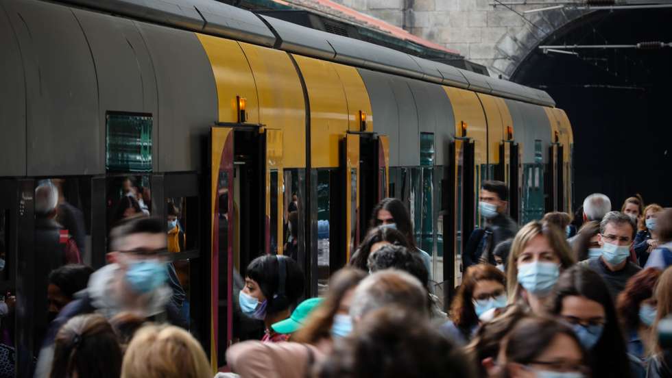 Estação de São Bento no Porto em mais um dia de greve nacional da CP – Comboios de Portugal, 7  de junho de 2021. Convocada pelo Sindicato Ferroviário da Revisão Comercial Itinerante (SFRCI), em representação dos Trabalhadores Ferroviários da Carreira Comercial, Carreira de Transportes e Chefias Diretas da CP, perante "a recusa de diálogo e a inoperância, há vários meses, na resolução dos problemas dos trabalhadores por parte do conselho de administração da CP".JOSÉ COELHO/LUSA