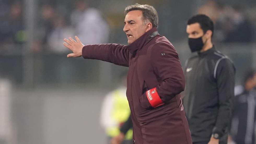 O treinador do Sporting de Braga, Carlos carvalhal, reage durante o jogo da 21.ª jornada da Primeira Liga de futebol contra o Vitória de Guimarães, disputado no estádio D. Afonso Henriques em Guimarães, 5 de fevereiro de 2022. HUGO DELGADO/LUSA