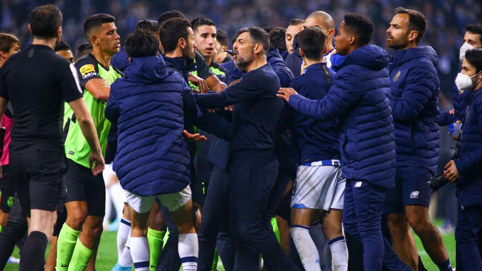Sérgio Conceição tentou acalmar os ânimos no final do jogo, lamentou o sucedido na flash interview e defendeu Pinto da Costa na conferência