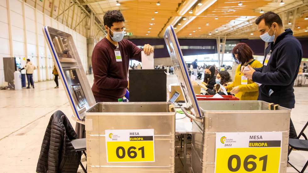 Delegados realizam a contagem de votos dos eleitores no estrangeiro das eleições legislativas, na FIL, em Lisboa, 09 de fevereiro de 2022. JOSÉ SENA GOULÃO/LUSA