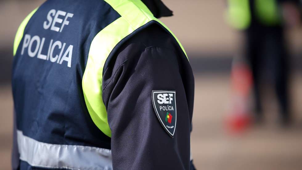 Um agente do Serviço de Estrangeiros e Fronteiras (SEF), durante uma ação de fiscalização aleatória na fronteira do Caia, controlando as entradas no país de automobilistas vindos de Espanha. Devido ao Covid-19, entraram em vigor novas medidas restritivas nas fronteiras terrestres, determinadas pelo Governo no âmbito das medidas de combate à pandemia. Elvas, 01 de dezembro de 2021. NUNO VEIGA/LUSA