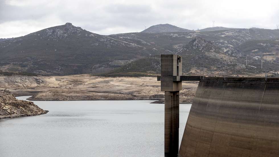 Vista da barragem do Alto Rabagão, Montalegre, 04 de fevereiro de 2022. Em Montalegre não há memória de um nível tão baixo de água na barragem do Alto Rabagão, um sinal da seca que preocupa autarcas, população e de quem vive dos negócios impulsionados pela albufeira. JOSÉ COELHO/LUSA