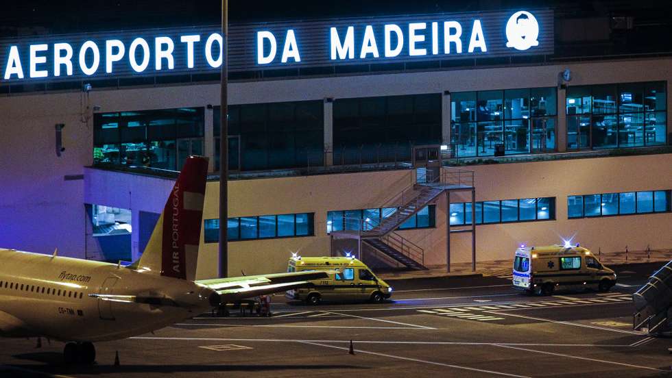 Chegaram esta noite ao Aeroporto Internacional da Madeira num avião C130 da Força Aérea Portuguesa (FAP) três doentes dos cuidados intensivos de hospitais de Lisboa para o hospital Nélio Mendonça, Santa Cruz, Madeira, 29 de janeiro de 2021. Na quinta-feira, o presidente do Governo da Madeira manifestou a "disponibilidade total" da região para receber doentes com covid-19 do continente, na sequência da "sobrecarga" que se verifica nos hospitais de Portugal continental. HOMEM DE GOUVEIA/LUSA
