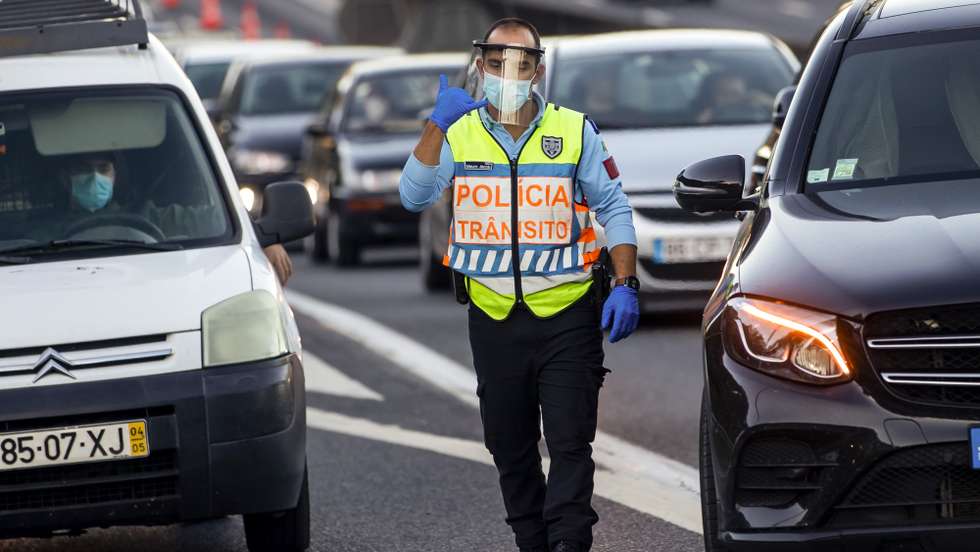 Um agente da Polícia de Segurança Pública (PSP) durante uma operação Stop no acesso à Ponte 25 de Abril, em Lisboa, 30 de outubro de 2020. A circulação entre concelhos do continente está proibida entre os dias 30 de outubro e 03 de novembro devido à pandemia de covid-19. JOSÉ SENA GOULÃO/LUSA