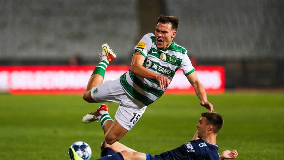 Manuel Uguarte em disputa de bola contra o jogador do Belenenses SAD, Andrija Lukovic