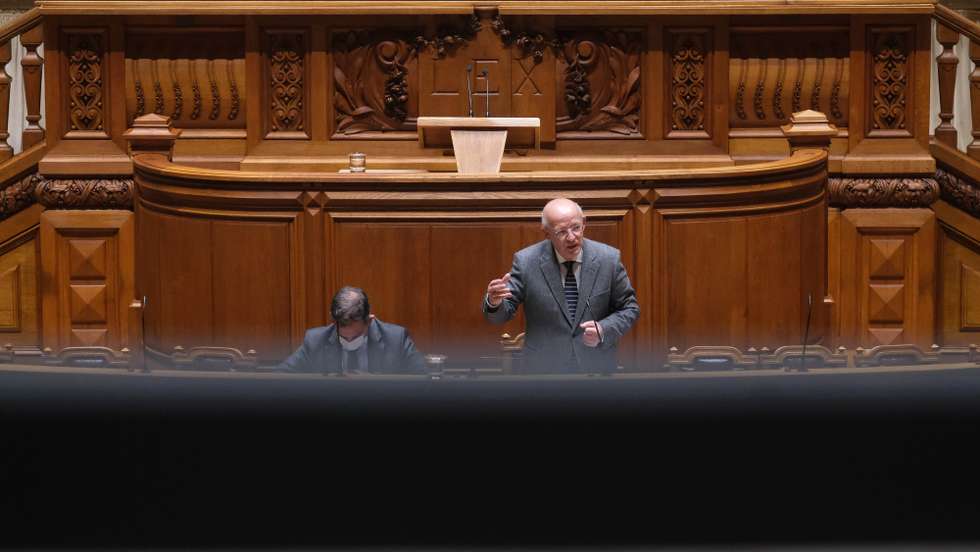 O ministro de Estado e dos Negócios Estrangeiros, Augusto Santos Silva (D), ladeado pelo secretário de Estado dos Assuntos Parlamentares, Duarte Cordeiro (E), participa na reunião da Comissão Permanente para discutir a situação na Ucrânia, na Assembleia da República, em Lisboa, 24 de fevereiro de 2022. A Rússia lançou hoje de madrugada uma ofensiva militar em território da Ucrânia, com forças terrestres e bombardeamento de alvos em várias cidades, que as autoridades ucranianas dizem ter provocado dezenas de mortos nas primeiras horas. MÁRIO CRUZ/LUSA