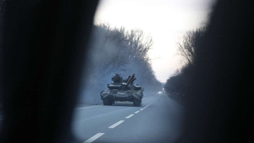 epaselect epa09783621 A Ukrainian tank moves near town of Kharkiv east of Ukraine 24 February 2022 (issued 25 February2022). Russian troops entered Ukraine on 24 February prompting the country's president to declare martial law.  EPA/ZURAB KURTSIKIDZE