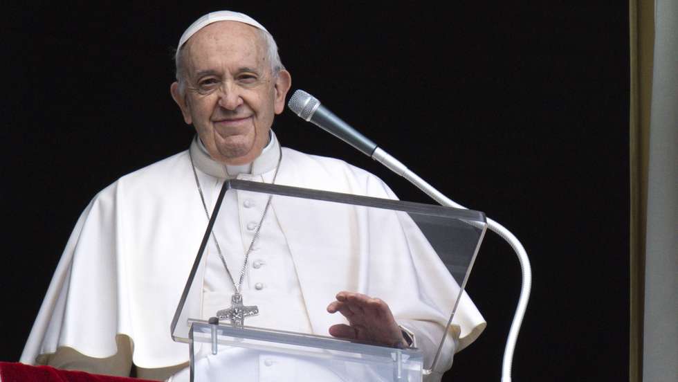 epa09789417 A handout picture provided by the Vatican Media shows Pope Francis speaks during his traditional Sunday Angelus prayer, from the window of his office overlooking Saint Peter's Square, Vatican City, 27 February 2022. After leading the recitation of the Angelus, the pontiff appealed for prayers for the people of Ukraine and renewed his invitation to all to make upcoming 02 March, the Ash Wednesday Christian holy day, a day of prayer and fasting for peace in the region.  EPA/VATICAN MEDIA HANDOUT  HANDOUT EDITORIAL USE ONLY/NO SALES