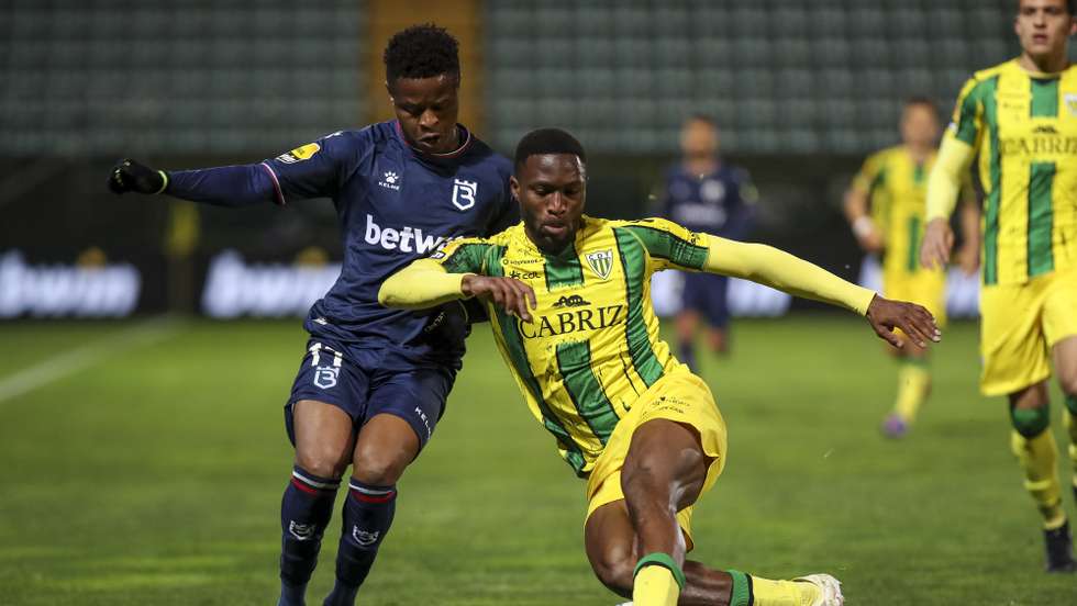 O jogador do Tondela, Sagnan (D), disputa a bola com o jogador do Belenenses SAD, Baraye, durante o jogo da Primeira Liga de futebol, disputado no Estádio João Cardoso, em Tondela, 7 de março de 2022. PAULO NOVAIS/LUSA