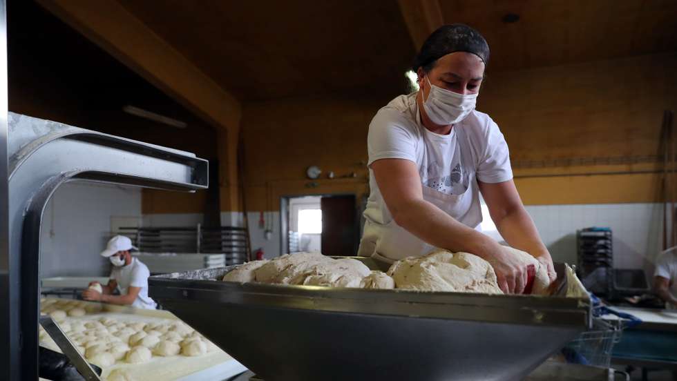 Uma funcionária prepara a massa para o pão na empresa Padarias Reunidas do Torrão (na freguesia com o mesmo nome), que produzem a marca Pão do Torrão, vendido no litoral alentejano, distritos de Évora e Beja mas também margem sul e Lisboa, em Alcácer do Sal, 11 de março de 2022. O ‘duplo impacto’ do aumento do preço dos combustíveis e da farinha está a ‘sufocar’ empresas de panificação do Alentejo, que se ‘veem obrigadas’ a fazer contas e já pensam em nova subida do custo do pão.