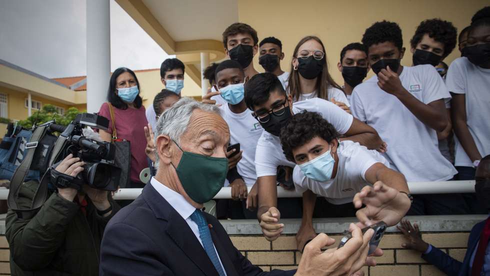 O Presidente da República, Marcelo Rebelo de Sousa (E), tira fotografias com alunos durante uma visita à Escola Portuguesa de Moçambique, Maputo, Moçambique, 17 de março de 2022. Marcelo Rebelo de Sousa inicia hoje uma visita oficial de quatro dias a Moçambique. JOSÉ COELHO/LUSA