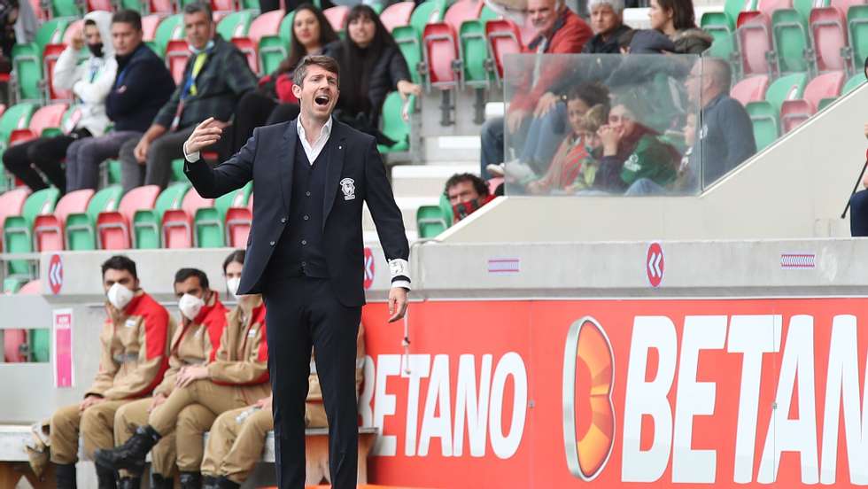 Vasco Seabra, treinador do Marítimo durante o encontro frente ao Vitória de Guimarães,  jogo da Primeira Liga de Futebol realizado no Estádio do Marítimo, no Funchal, 13 de março de 2022, HOMEM DE GOUVEIA/LUSA