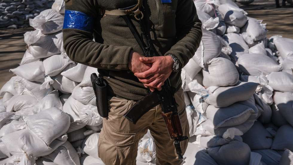 epa09840821 A Ukrainian soldier stands guard next to a barricade in south Ukrainian city of Odesa, in Ukraine, 21 March 2022. Russian troops entered Ukraine on 24 February prompting the country's president to declare martial law and triggering a series of announcements by Western countries to impose severe economic sanctions on Russia.  EPA/SEDAT SUNA