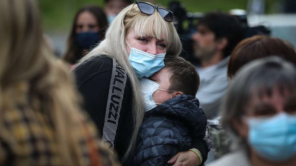 Refugiados ucranianos à chegada a Portugal pela caravana "Missão Ucrânia", Lisboa, 19 de março de 2022. Esta iniciativa mobiliza mais de 70 voluntários, entre motoristas, médicos, enfermeiros, tradutores e outros elementos de apoio, numa caravana humanitária que tem como objetivo de levar até à Polónia mantimentos e medicamentos e trazer na viagem de regresso cerca de 350 refugiados ucranianos até Portugal. RODRIGO ANTUNES/LUSA