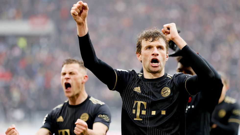 epa09865908 Munich&#039;s Thomas Mueller (R) and Munich&#039;s Joshua Kimmich celebrate after the German Bundesliga soccer match between SC Freiburg and FC Bayern Munich in Freiburg, Germany, 02 April 2022.  EPA/RONALD WITTEK CONDITIONS - ATTENTION: The DFL regulations prohibit any use of photographs as image sequences and/or quasi-video.