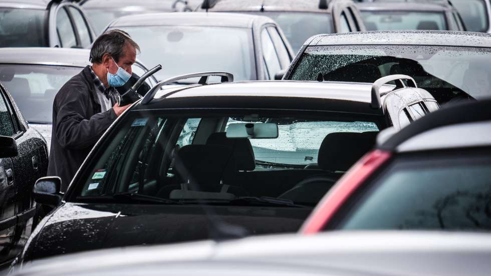 Uma pessoa abastece o seu automóvel num posto em Alfragide, 5 de março de 2022. Os preços do gasóleo e da gasolina vão disparar na próxima semana, com subidas superiores a 14 e oito cêntimos por litro, respetivamente, acompanhando a subida das cotações dos produtos petrolíferos nos mercados internacioanis. Assim, na próxima semana, o preço médio do gasóleo deverá ultrapassar o da gasolina. MÁRIO CRUZ/LUSA