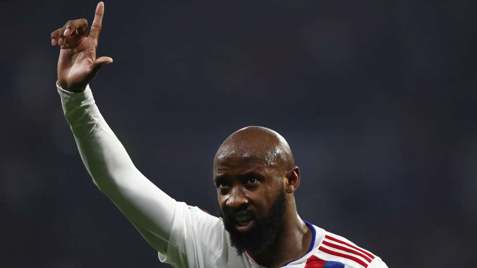 epa09832182 Lyon’s Moussa Dembele celebrates scoring the 1-0 lead during the UEFA Europa League round of 16 second leg soccer match between Olympique Lyon and FC Porto in Lyon, France, 17 March 2022.  EPA/Guillaume Horcajuelo