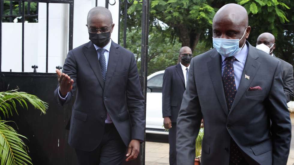 O ministro da Defesa de Moçambique, Cristóvão Chume (E), e vice-ministro da Defesa do Malaui, Harry Mkandawire (D), à chegada para um encontro no ministério da Defesa de Moçambique, em Maputo, 19 de abril de 2022. O vice-ministro da Defesa do Malaui, Harry Mkandawire, encontra-se durante uma visita de quatro dias a Moçambique, visando reforçar as relações de cooperação entre os dois países. LUÍSA NHANTUMBO/LUSA
