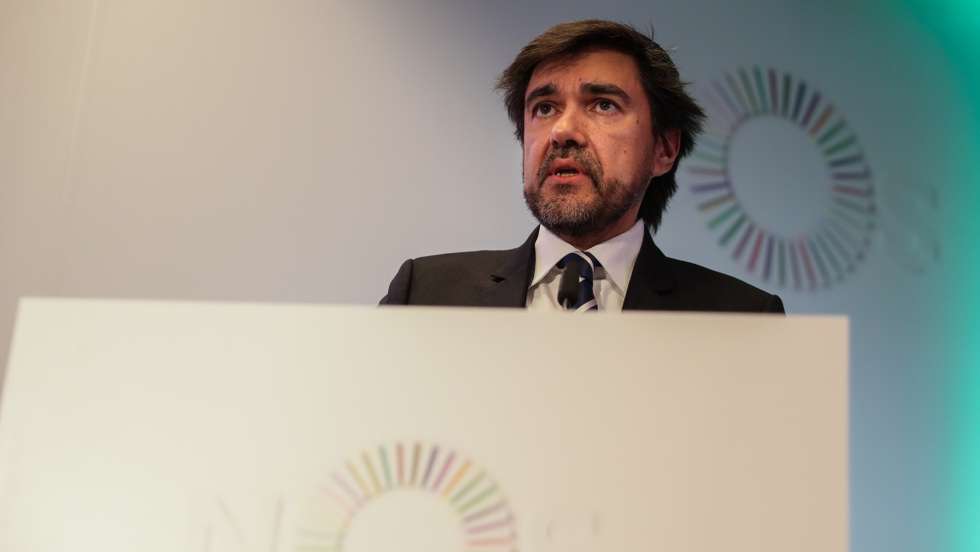O presidente da Comissão Executiva da NOS, Miguel Almeida, intervém na conferência de imprensa do apresentação dos resultados de 2021, na sede da NOS, em Lisboa, 04 de março de 2022. TIAGO PETINGA/LUSA
