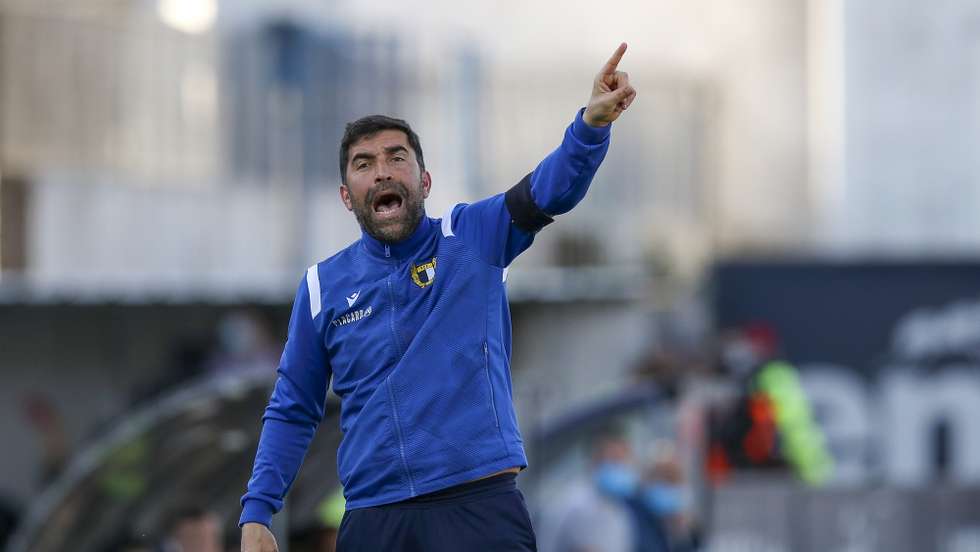 O treinador do Famalicão, Rui Pedro Silva, reage durante o jogo da Primeira Liga de Futebol, Famalicão vs Gil Vicente, disputado no estádio Municipal de Famalicão, 15 de abril de 2022. JOSÉ COELHO/LUSA
